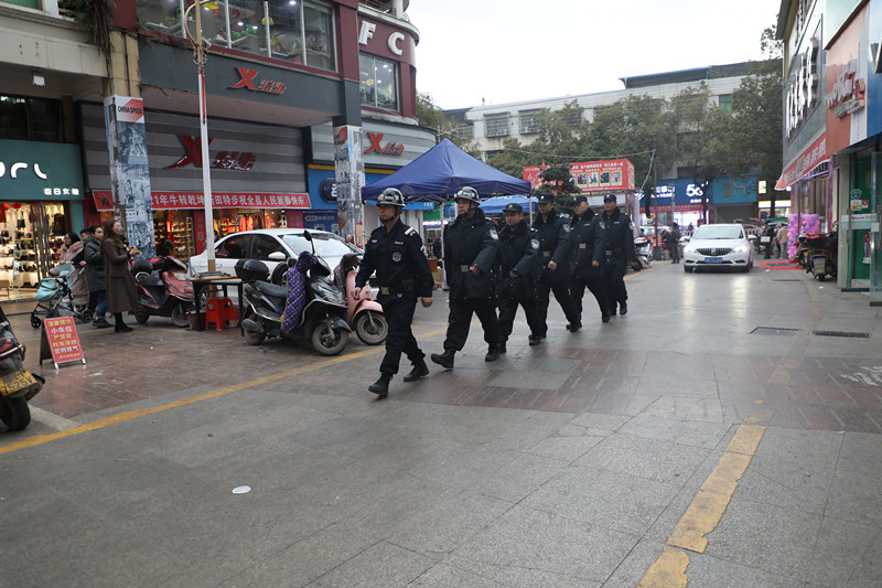 治安巡逻.jpg 治安巡逻.jpg