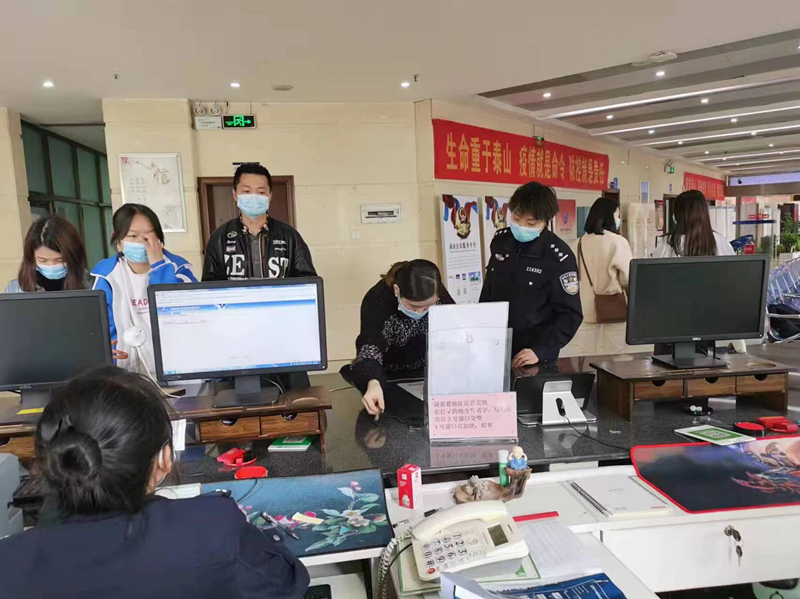 窗口民警办证图2_副本.jpg