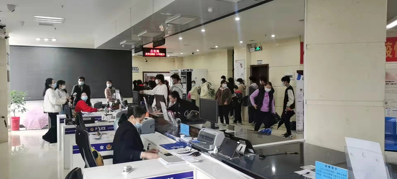 窗口民警办证图1_副本.jpg