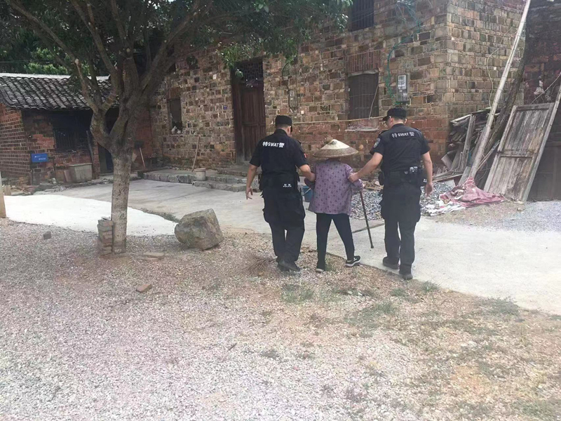 护送迷路老人回家图片_副本.jpg