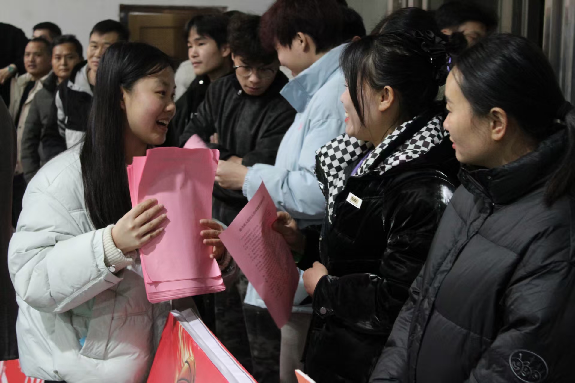 图为工作人员现场发放、讲解移风易俗、禁燃时刻.jpg 图为工作人员现场发放、讲解移风易俗、禁燃时刻.jpg