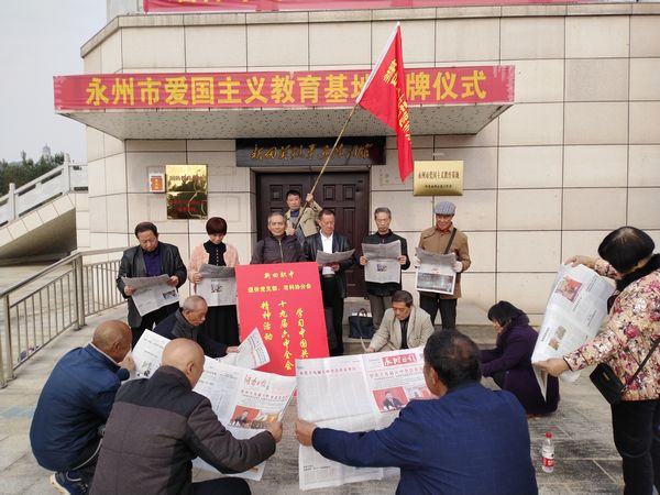 2在陈列馆前学习十九届六中全会精神.jpg