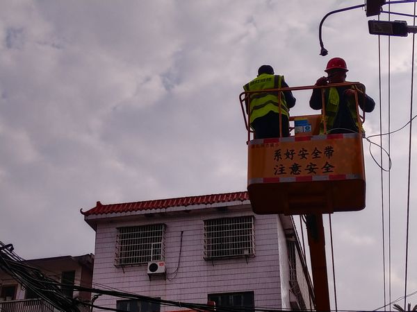 更换路灯.jpg