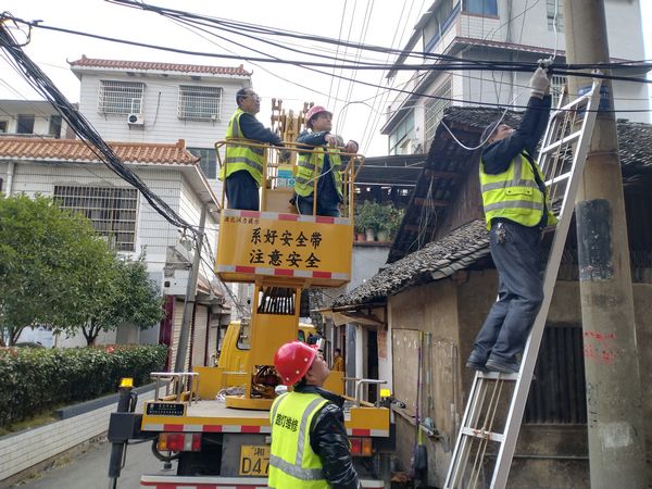 维修路灯.jpg