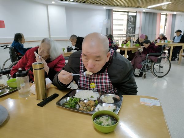 老人品尝饺子.jpg