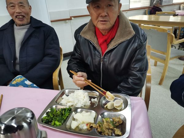 品尝饺子.jpg