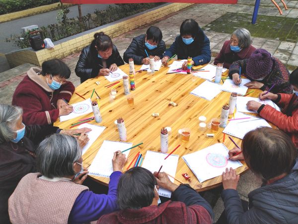 认真绘画.jpg 认真绘画.jpg