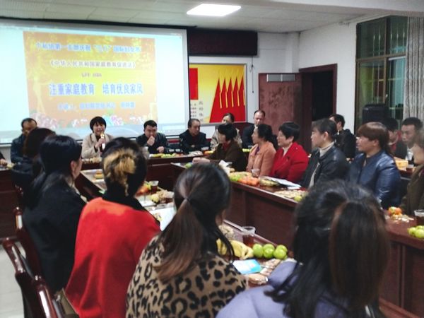 《家庭教育促進法》普法現(xiàn)場1.jpg 《家庭教育促進法》普法現(xiàn)場1.jpg
