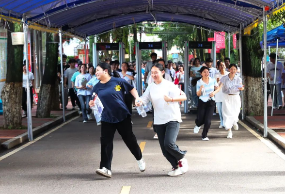 高考落幕 梦想启航——直击考场外的心声
