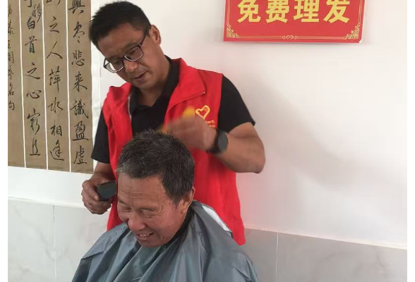情暖重阳送关爱 义剪服务暖人心