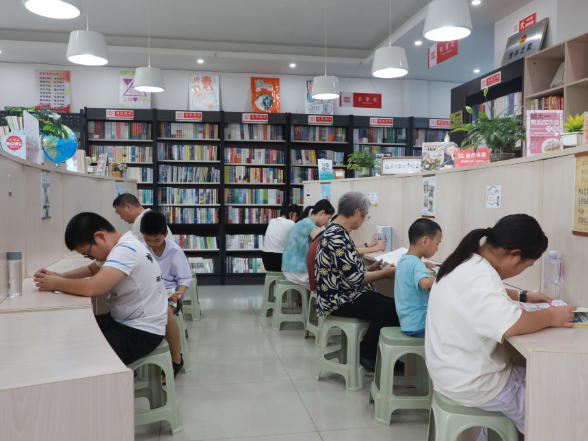 县新华书店：暑期“避暑胜地” 觅清凉 品书香