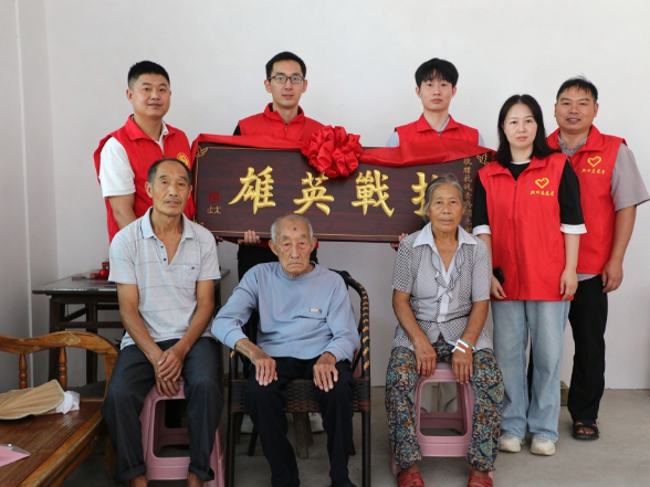 县委社会工作部联合县慈善总会开展抗战老兵中秋走访慰问活动