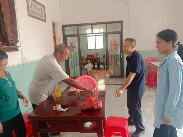 金盆镇青山坪村：中秋送粽进农家 暖心慰问到心坎