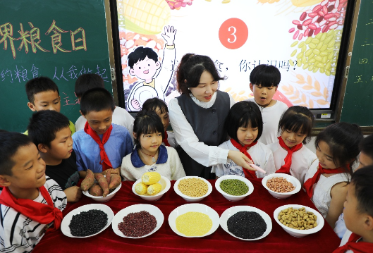 （世界粮食日）新田思源实验学校：课堂学惜粮 美德“种”心间