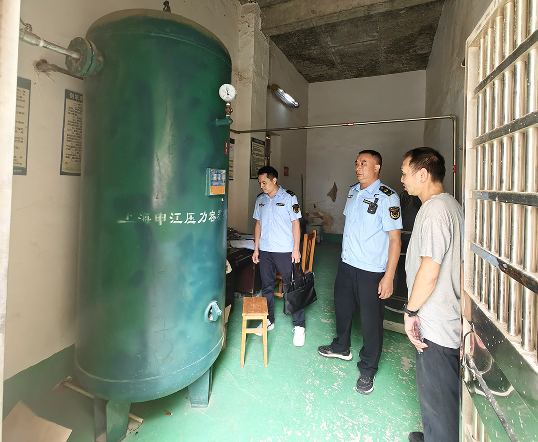 检查医疗设施.jpg