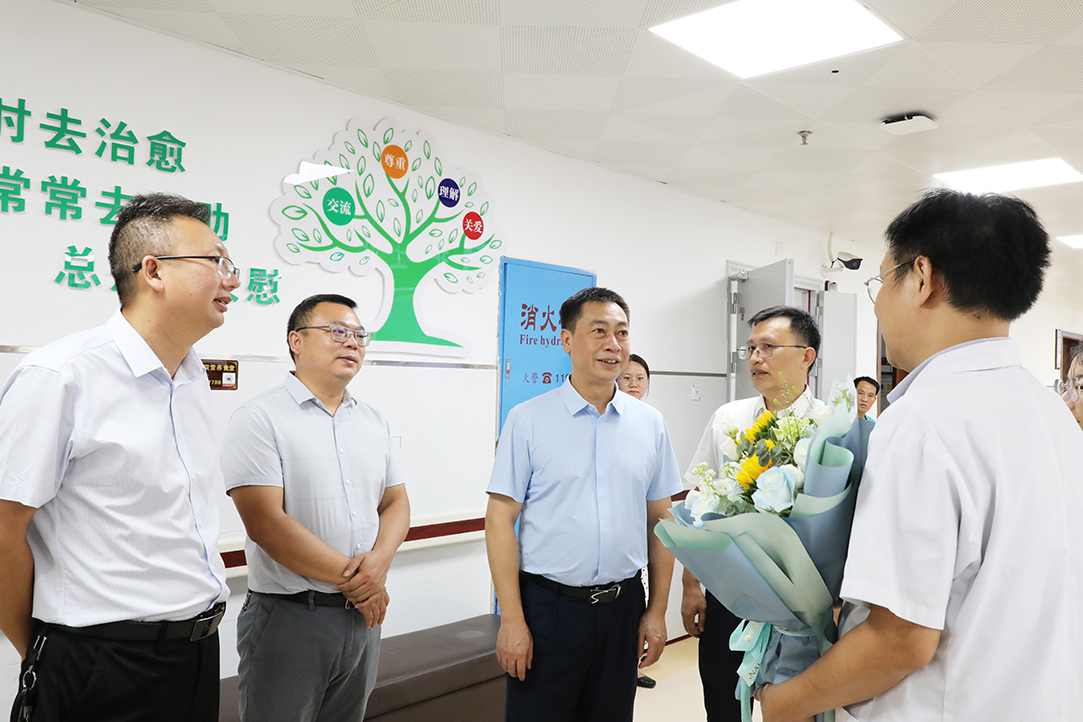 黄永英走访慰问.jpg