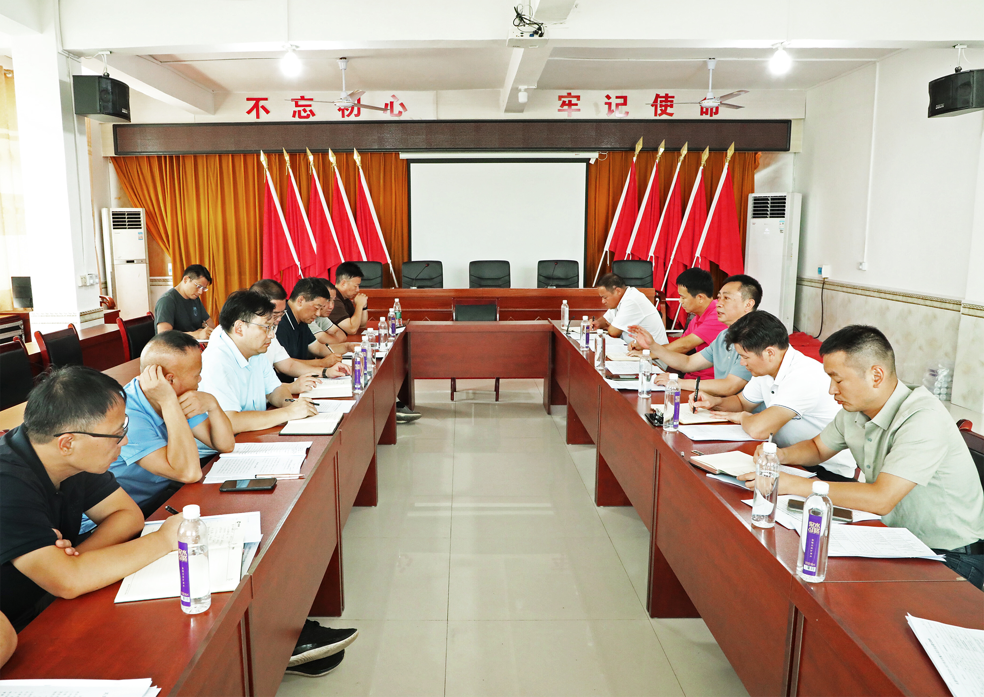 黄永英深入龙泉街道.jpg