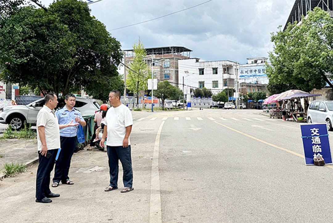 县领导督导检查交通安全.jpg