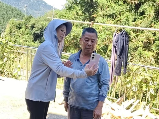 高岱源村：贴心上门办年审 惠民服务送到家