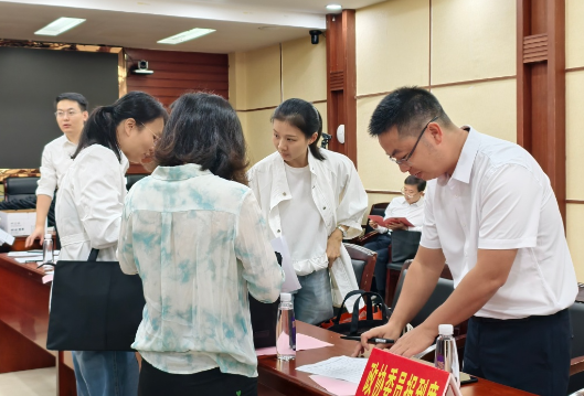 聚焦两会｜出席政协新田县第十一届委员会第一次会议的政协委员向大会报到