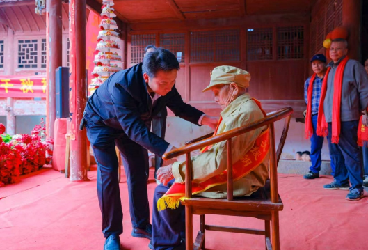 抗美援朝老兵百岁寿宴 各界齐聚致敬英雄