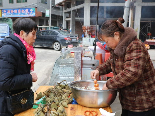 新春走基层 | 新田：新隆特色糍粑火热“出锅” 尝民俗小吃品年味
