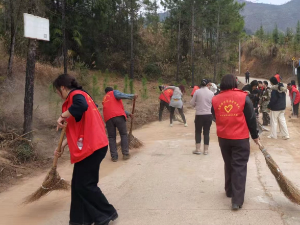 党建引领聚合力  环境整治焕新颜