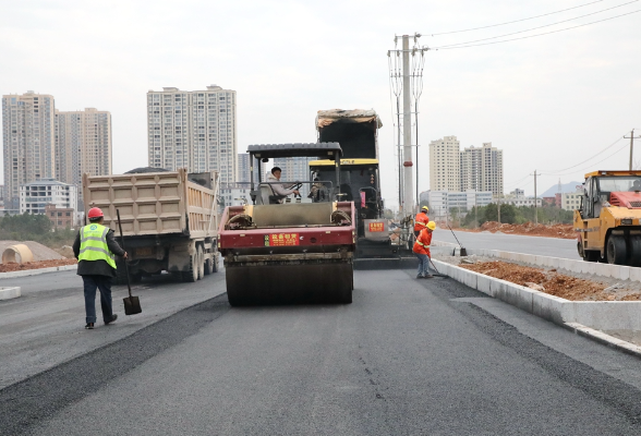 叠翠街（石马路—新田大道段）沥青摊铺稳步推进 即将开放通行