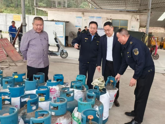 新田县市监局开展春节前安全检查 筑牢节日市场安全防线