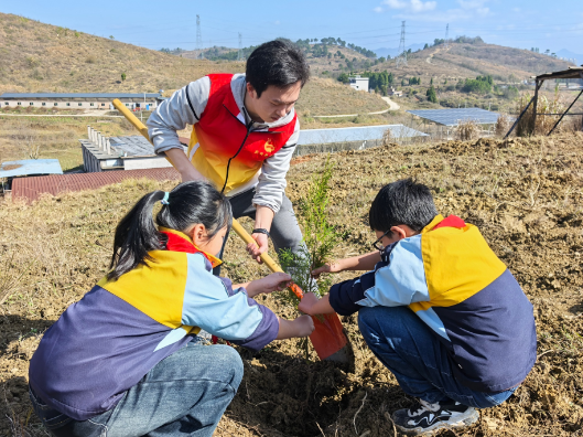 龙泉街道团工委携手龙泉四小厚植乡村振兴生态底色