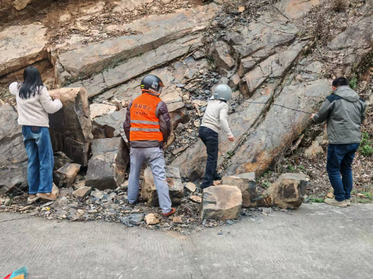 三塘源村：党建引领聚合力 清障除险护出行