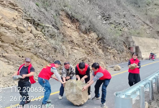 门楼下村快速处置山体滑坡 保障群众出行安全