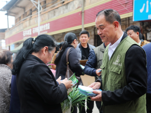 新田县开展“中国水周”护水行动 “民间河长”守护“南国第一泉”