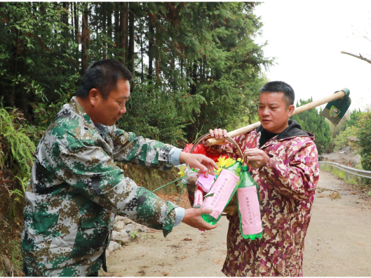 新田：小水瓶大作用 “矿泉水瓶+应急水源”筑牢清明防火线