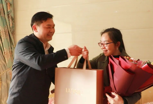 唐清林开展“三八”国际妇女节走访慰问活动