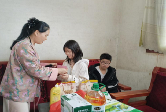 爱心帮扶暖童心 镇村联动显温情