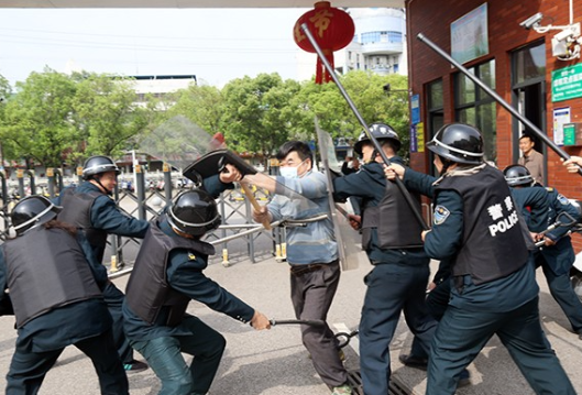 新田一中开展防暴、紧急疏散和消防安全综合演练