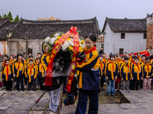 新田县思源实验学校：清明祭英烈 薪火永相传