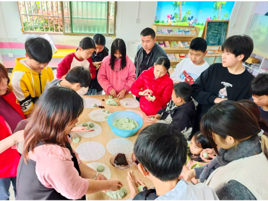 陶岭镇：艾草飘香话传统 邻里情深包青团