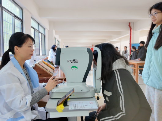 爱心企业免费为学生检测视力