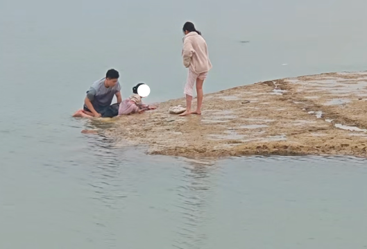 （平凡微光）危急关头退伍军人谢启航纵身一跳救起落水女孩