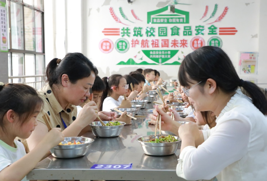 新田：家长来“掌勺”  守护学生健康饮食