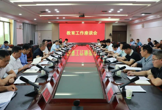 黄永英调研教育工作