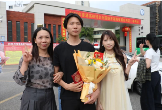考场外的最后一公里：守候、鲜花与新征程