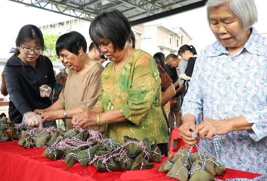 新田：包粽子打糍粑 传统习俗过佳节