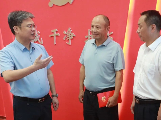 县委书记陈雄开展“七一”走访慰问