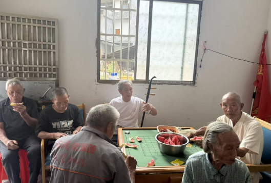 门楼下刘家村：党建暖心护夕阳 夏日休闲乐融融