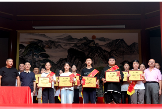 乡贤牵头众筹助学 白芒村11名学子喜获“升学礼包”