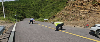 新田：道路突现落石 交警清障除险情