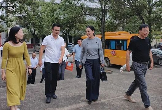 雷逸婷一行到新隆镇开展教师节走访慰问活动